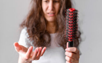 Căderea părului: Cauze, simptome și soluții eficiente