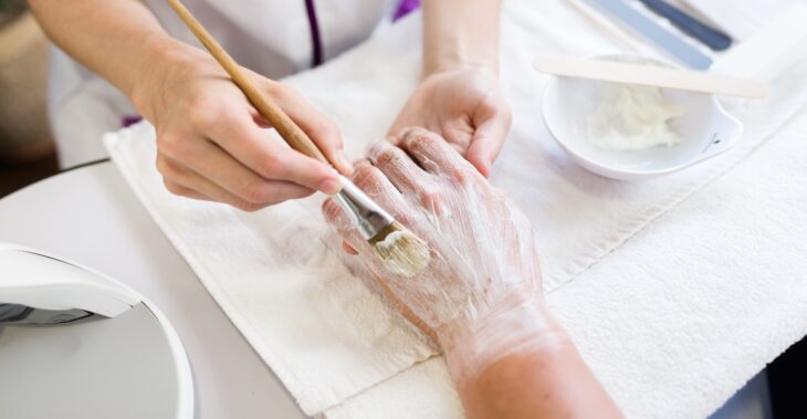 Cum să Previ Inflamarea și Crăparea Cuticulelor